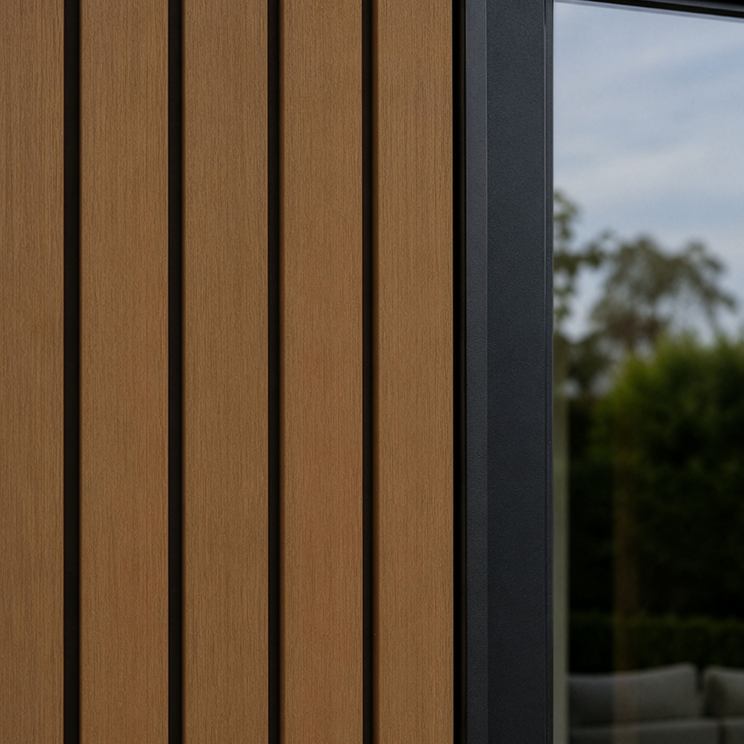 Hochwertige Fassadenverkleidung – Komposit | Breite Lamellen | Teak+ Schwarz | 2900 x 400 mm – Bild 5